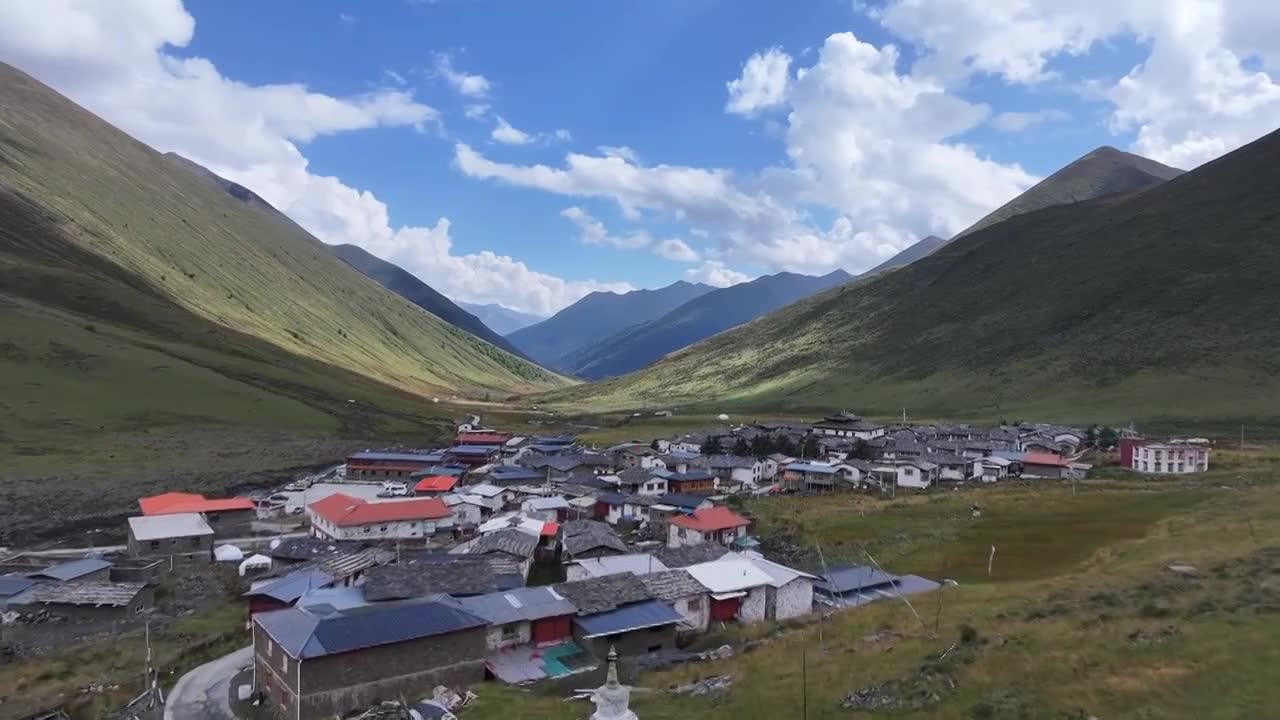 新都桥附近的莫斯卡垭口视频素材画面1