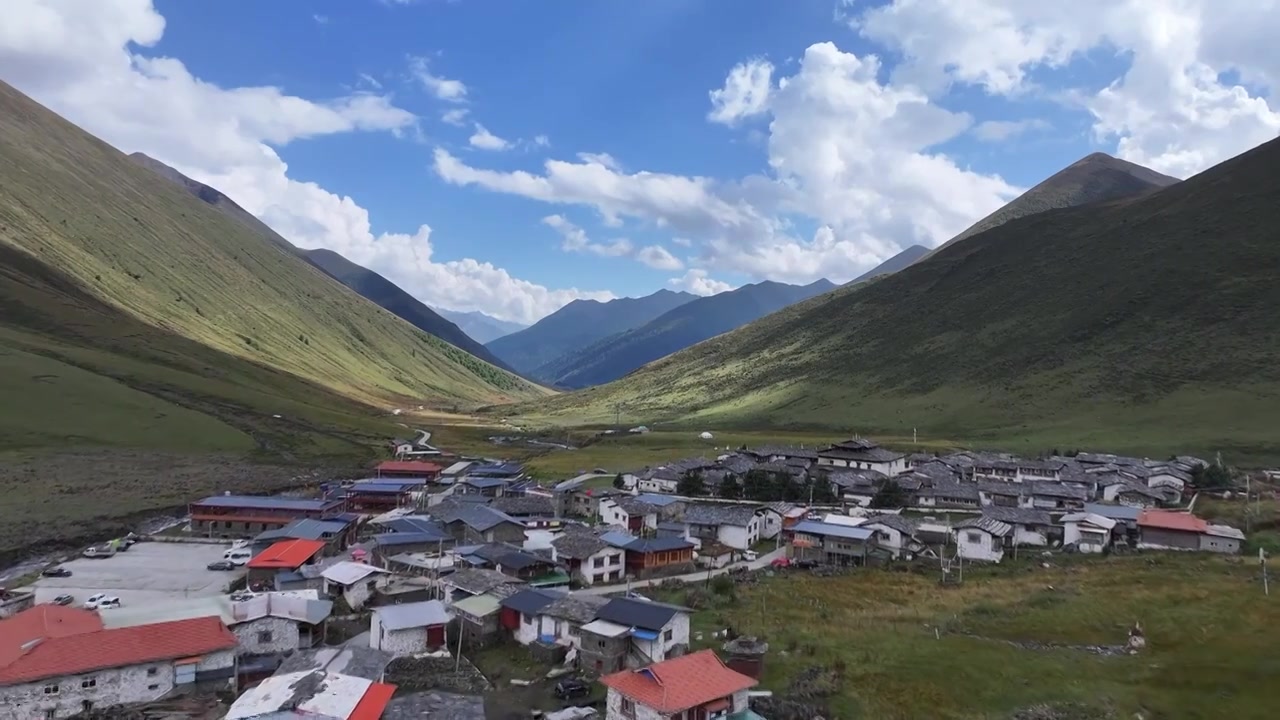 新都桥附近的莫斯卡垭口视频素材画面3