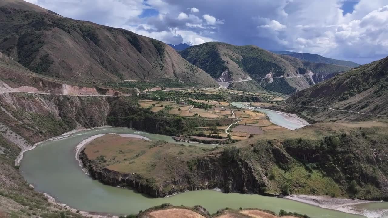 新都桥附近的莫斯卡垭口视频素材画面1