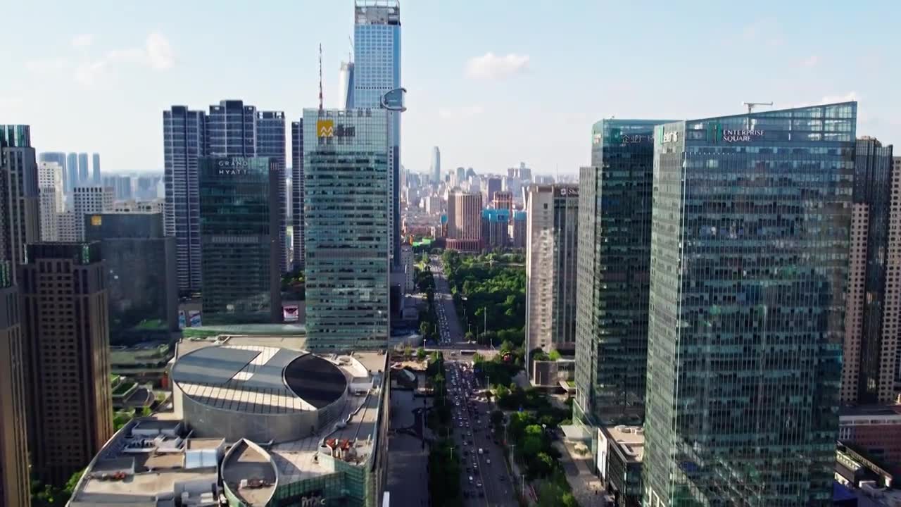 辽宁沈阳青年大街高楼林立的城市风光视频素材画面1