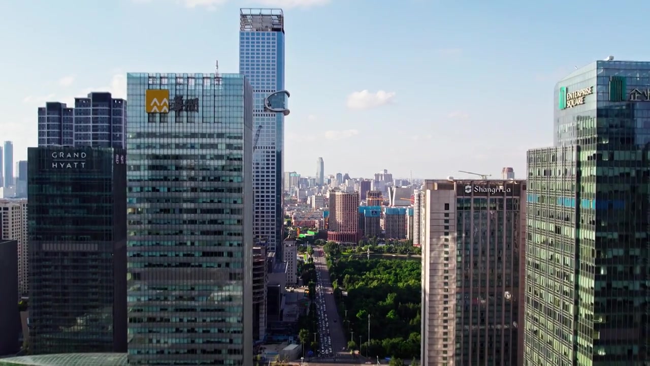 辽宁沈阳青年大街高楼林立的城市风光视频素材画面3