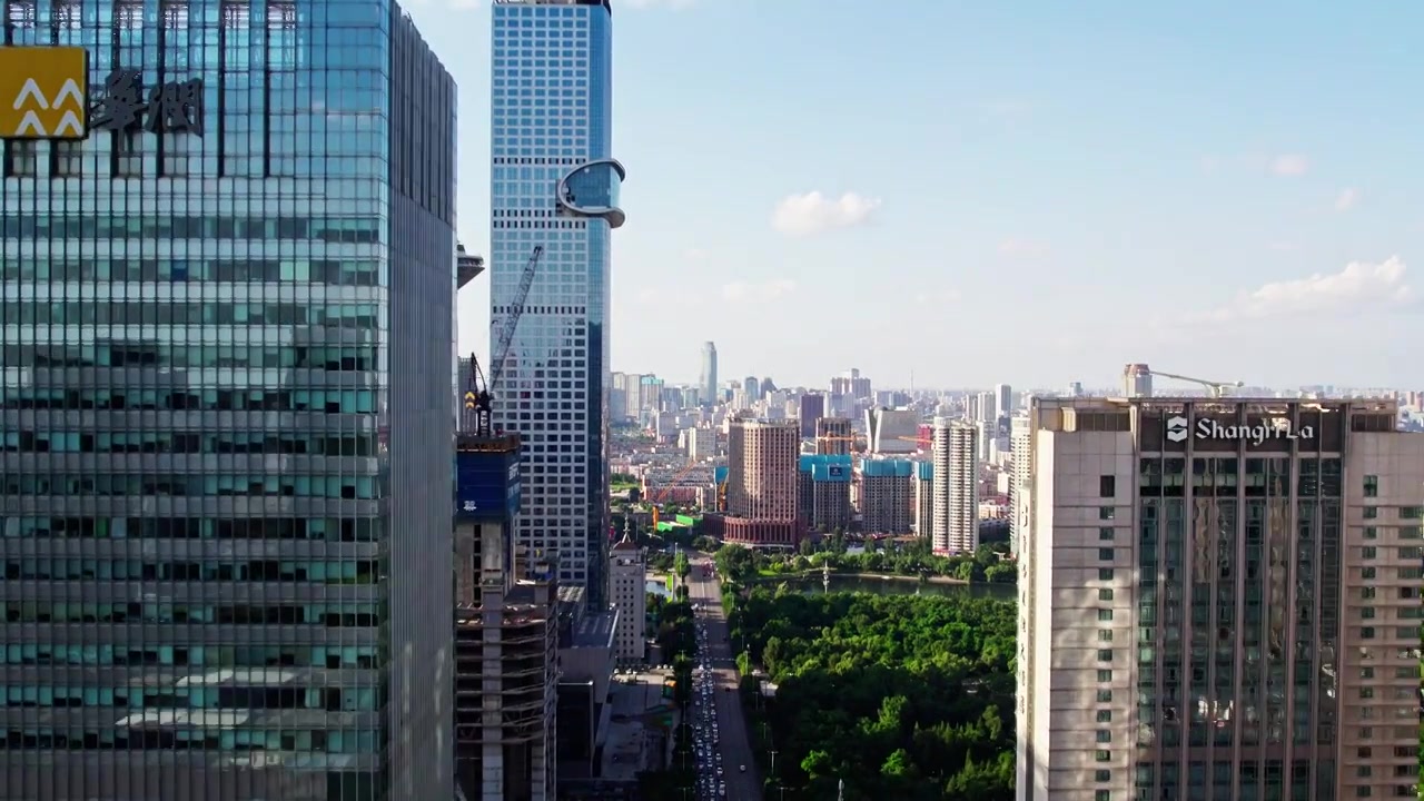 辽宁沈阳青年大街高楼林立的城市风光视频素材画面4