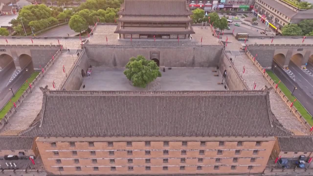 西安城墙西门安定门日出朝霞火烧云航拍视频素材画面1