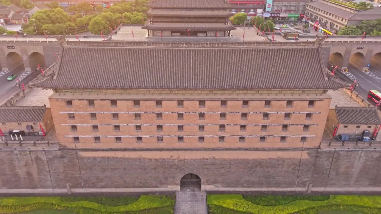 西安城墙西门安定门日出朝霞火烧云航拍视频素材画面1