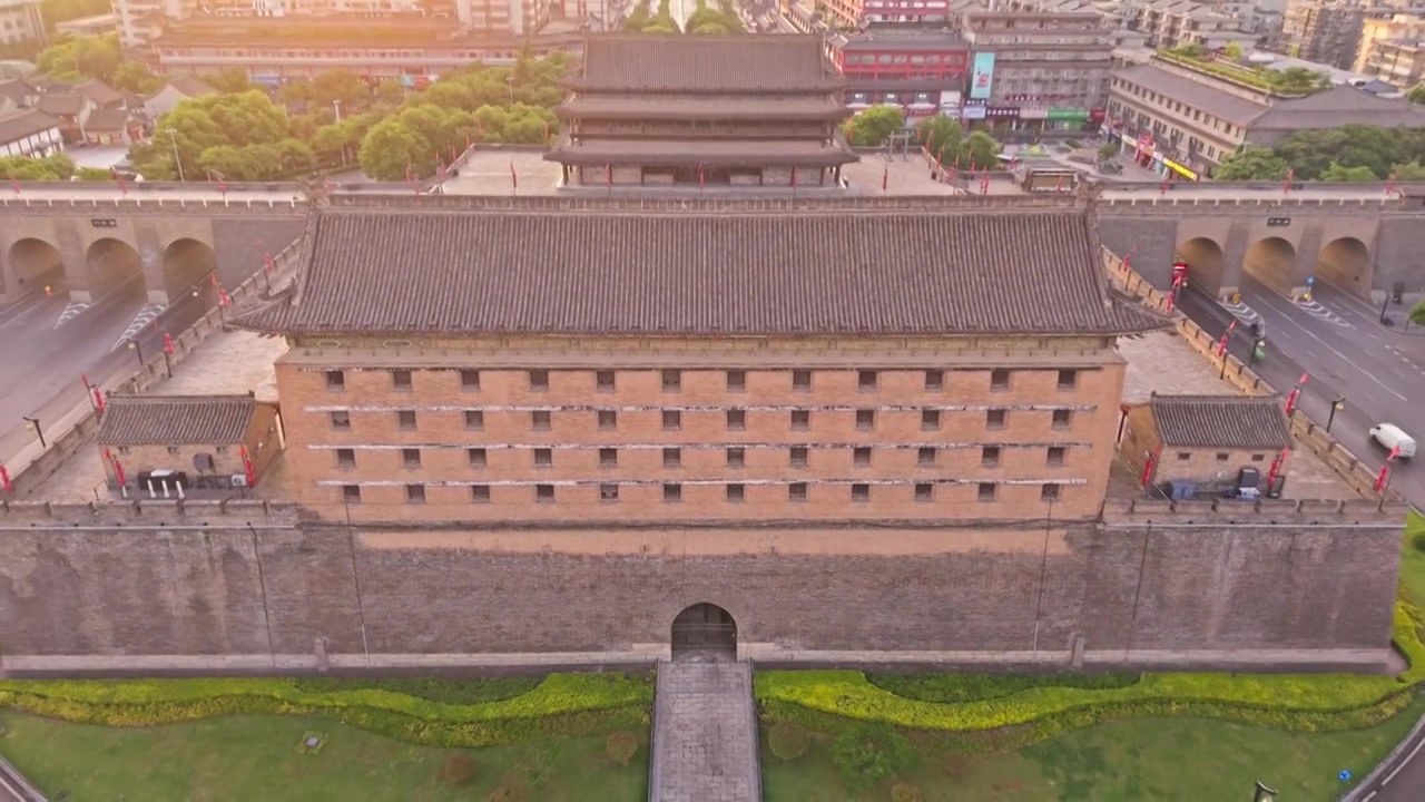 西安城墙西门安定门日出朝霞火烧云航拍视频素材画面3
