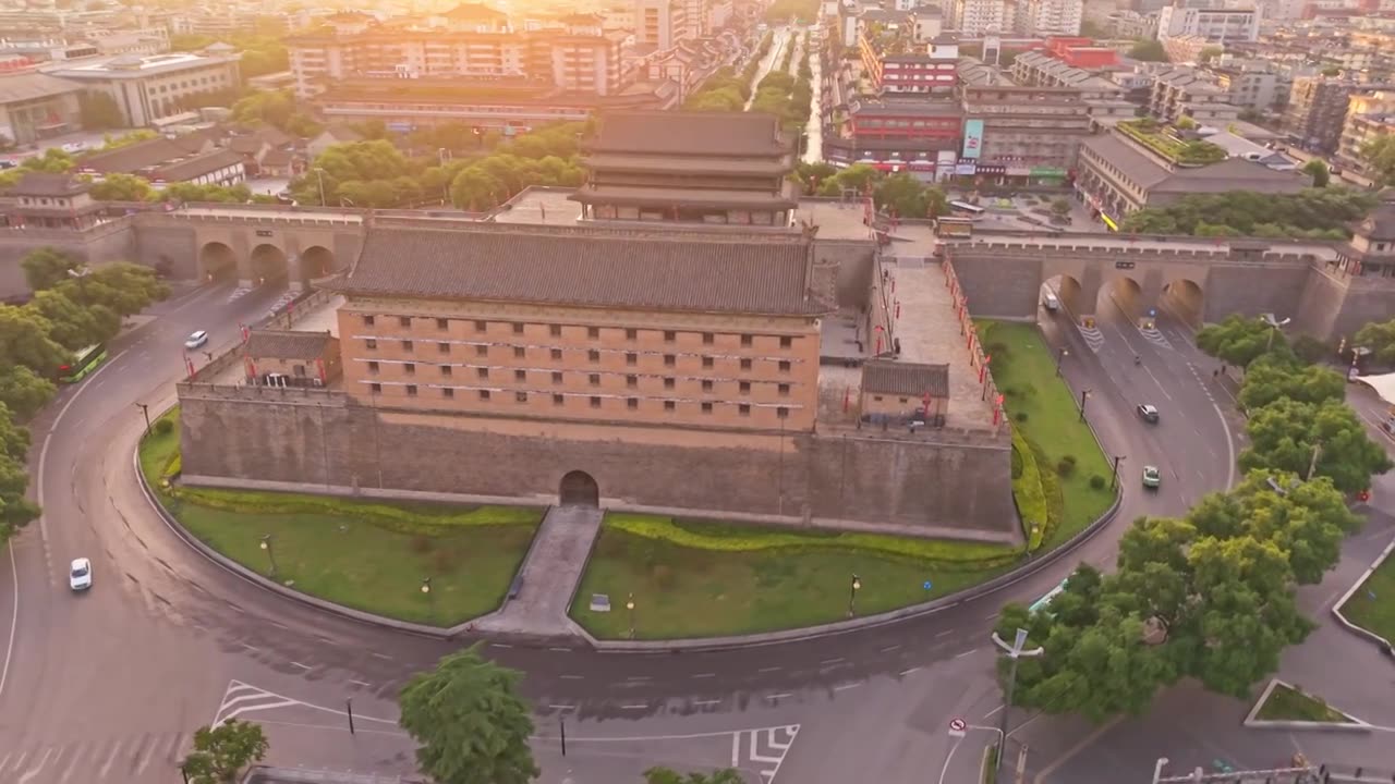 西安城墙西门安定门日出朝霞火烧云航拍视频素材画面1