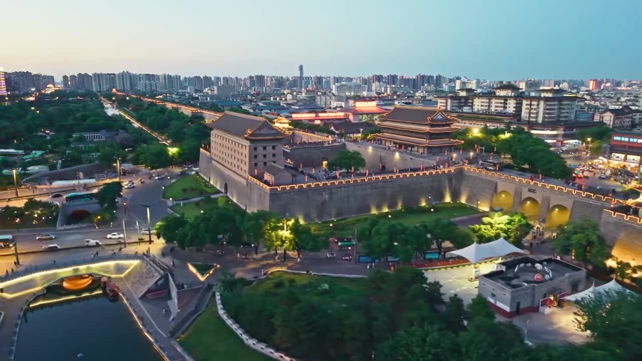 西安城墙西门安定门夜景航拍视频素材画面1