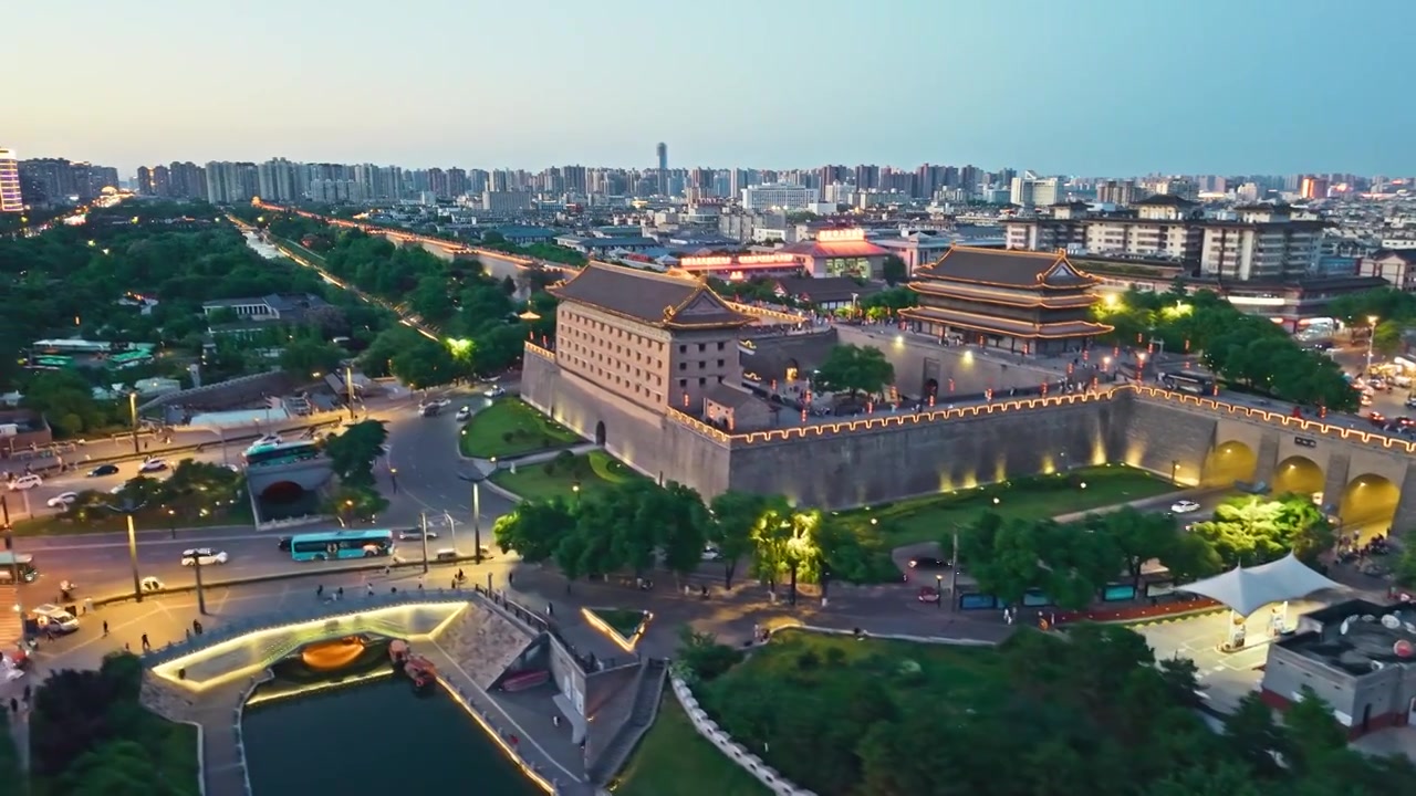 西安城墙西门安定门夜景航拍视频素材画面3