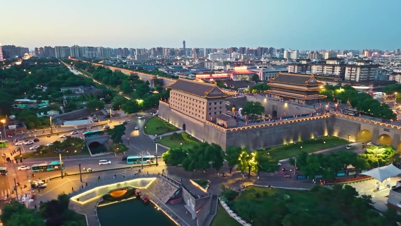 西安城墙西门安定门夜景航拍视频素材画面4