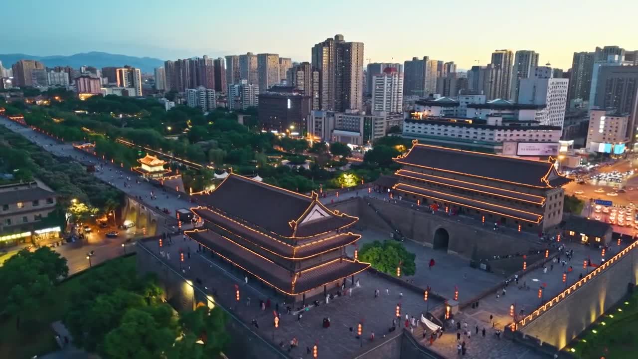 西安城墙西门安定门夜景航拍视频素材画面3
