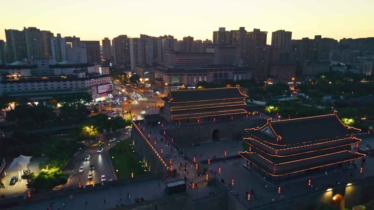 西安城墙西门安定门夜景航拍视频素材画面4