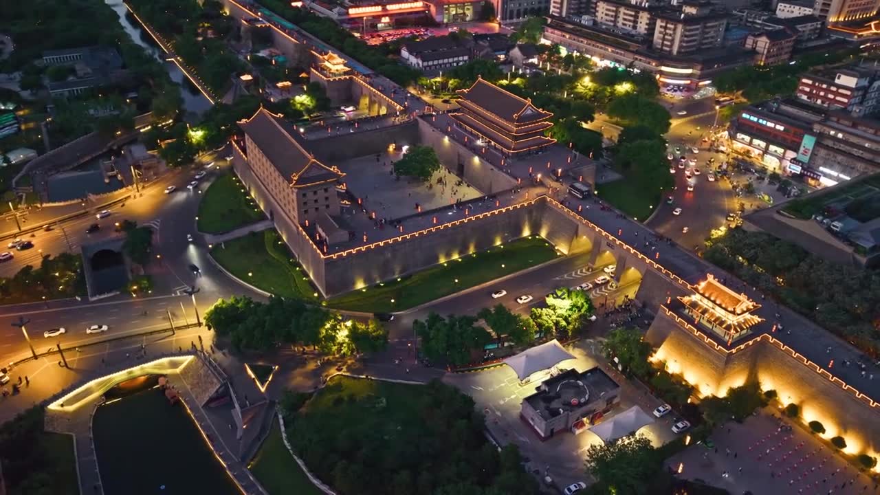 西安城墙西门安定门夜景航拍视频素材画面1