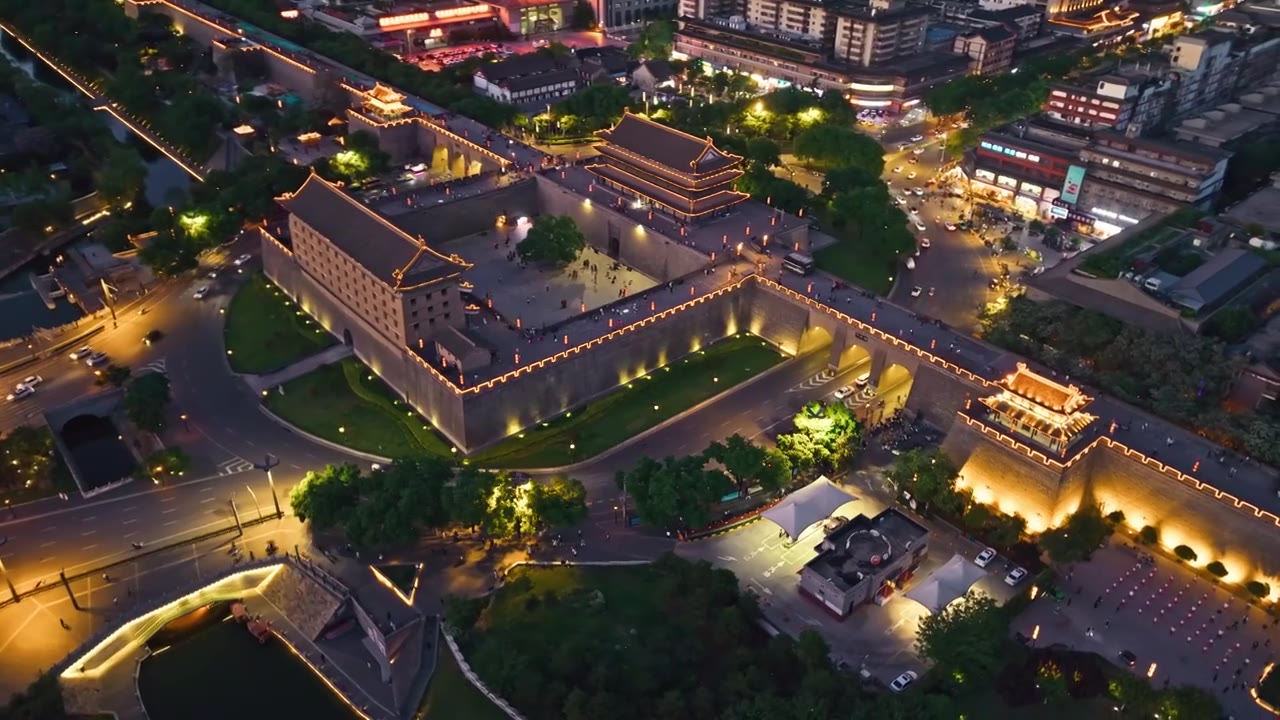 西安城墙西门安定门夜景航拍视频素材画面4