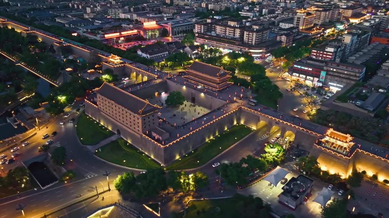 西安城墙西门安定门夜景航拍视频素材画面1