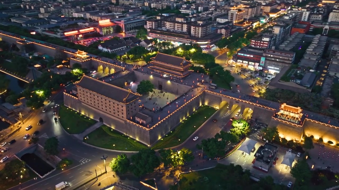 西安城墙西门安定门夜景航拍视频素材画面3