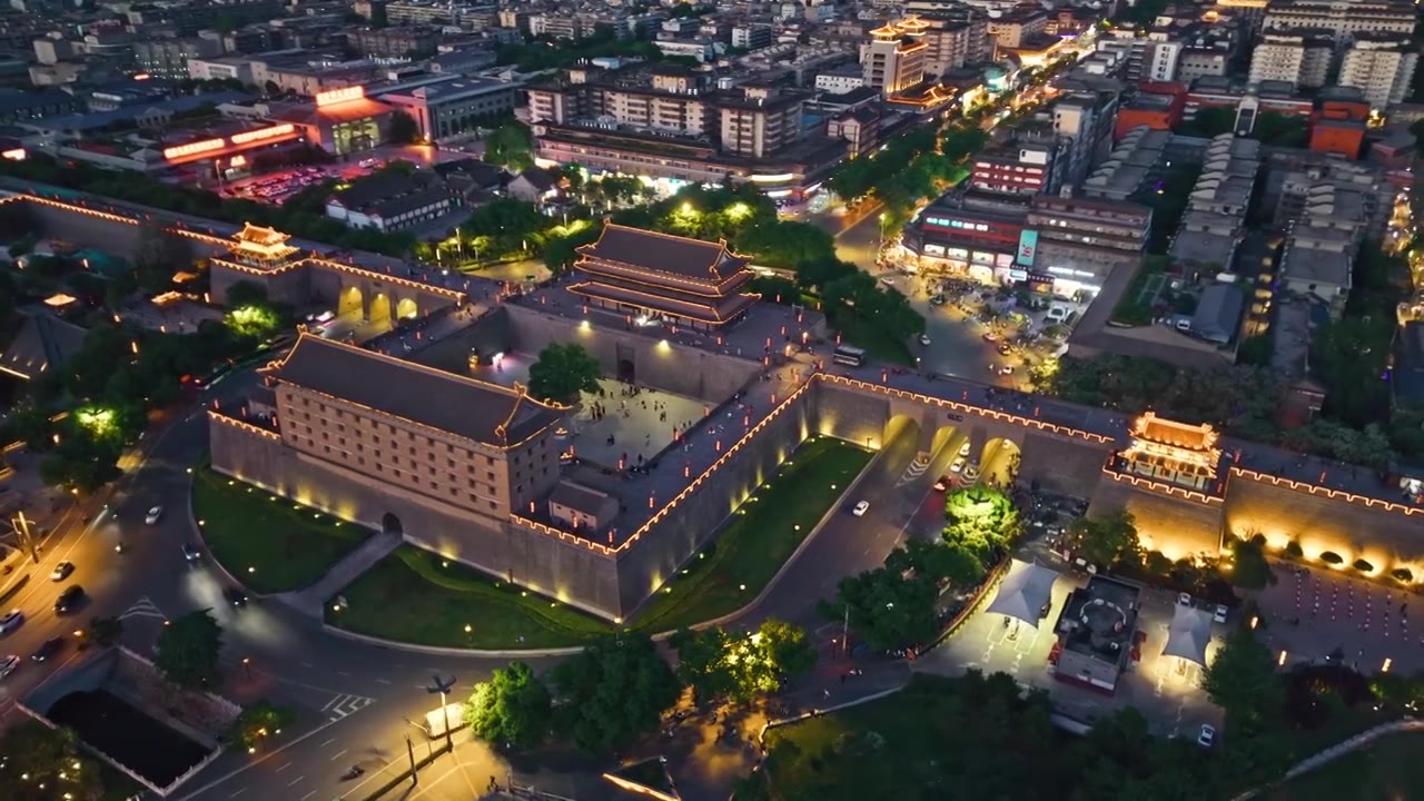 西安城墙西门安定门夜景航拍视频素材画面4