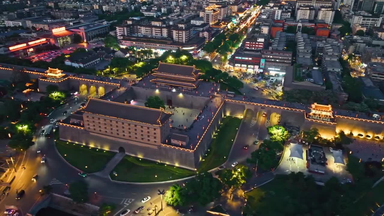 西安城墙西门安定门夜景航拍视频素材画面1