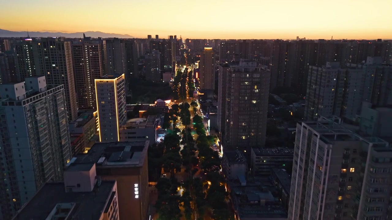 西安城墙西门安定门夜景航拍视频素材画面3