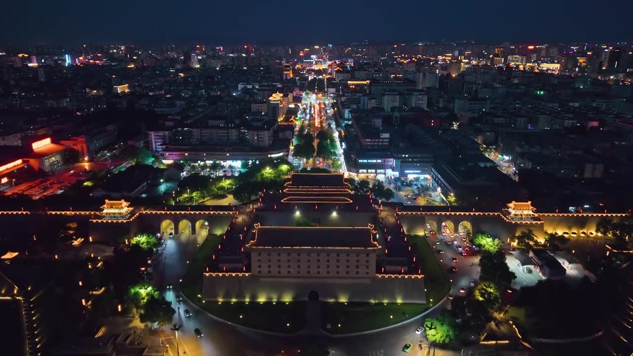 西安城墙西门安定门夜景航拍视频素材画面1