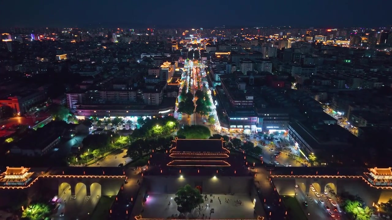 西安城墙西门安定门夜景航拍视频素材画面3