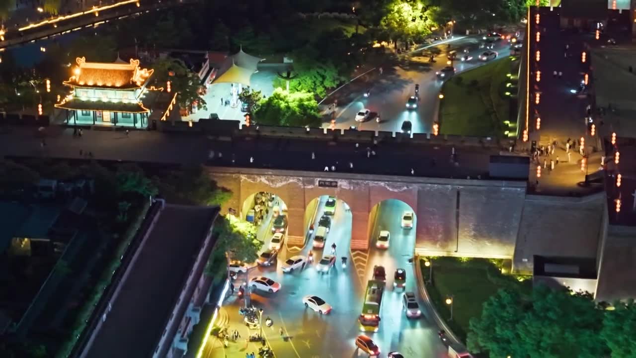 西安城墙西门安定门夜景航拍视频素材画面1