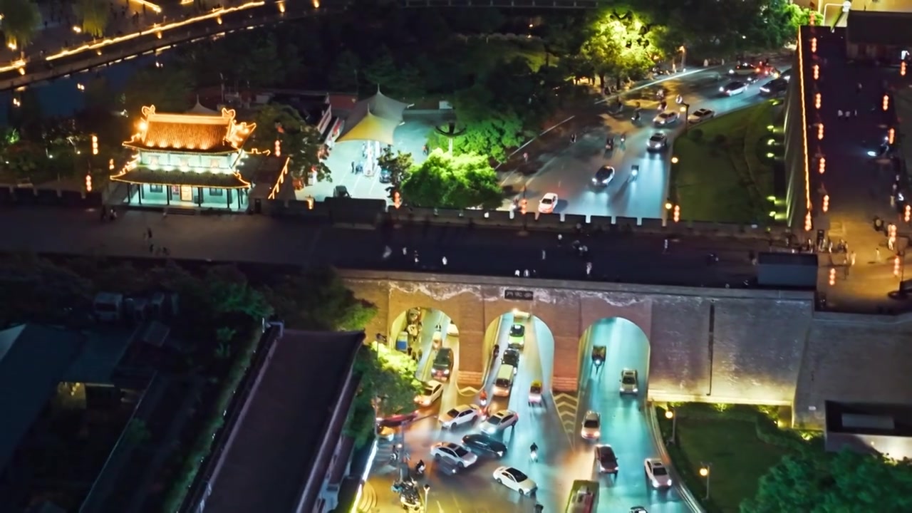 西安城墙西门安定门夜景航拍视频素材画面3