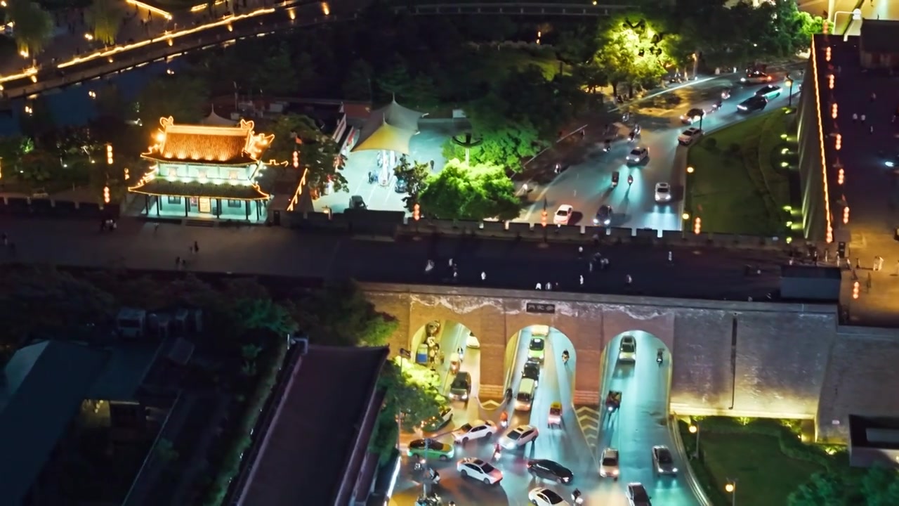 西安城墙西门安定门夜景航拍视频素材画面4