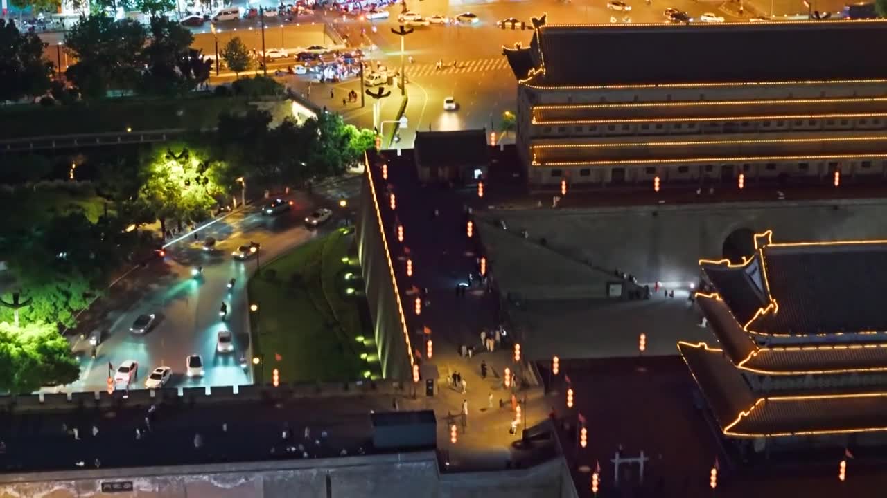 西安城墙西门安定门夜景航拍视频素材画面1