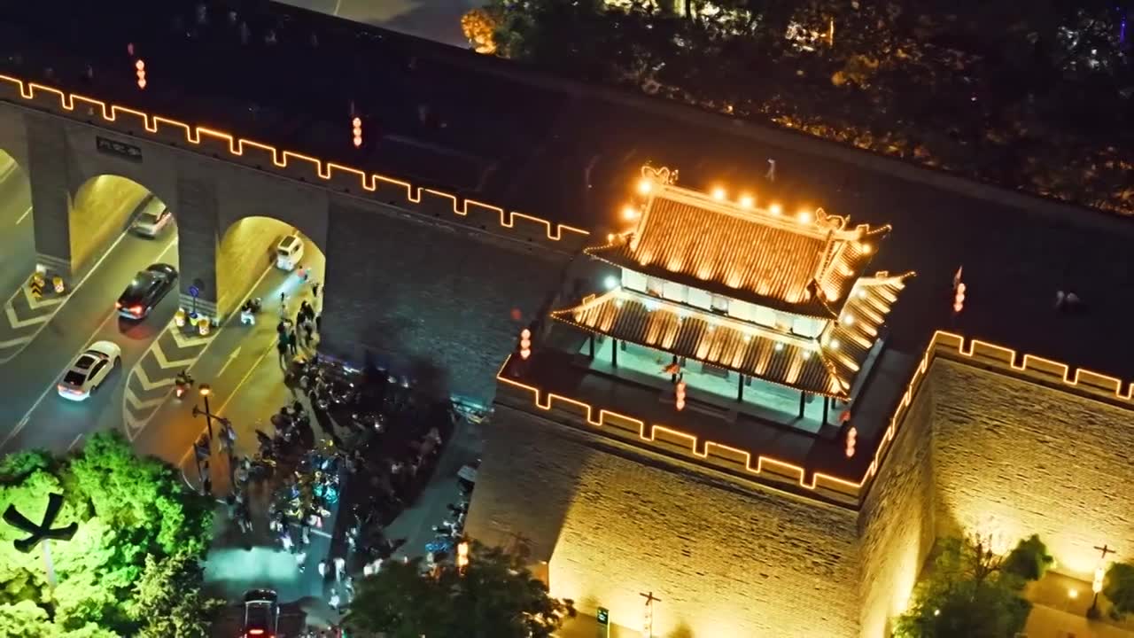 西安城墙西门安定门夜景航拍视频素材画面1