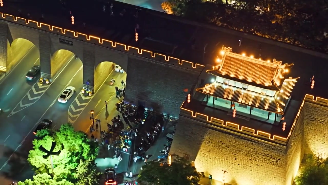 西安城墙西门安定门夜景航拍视频素材画面3