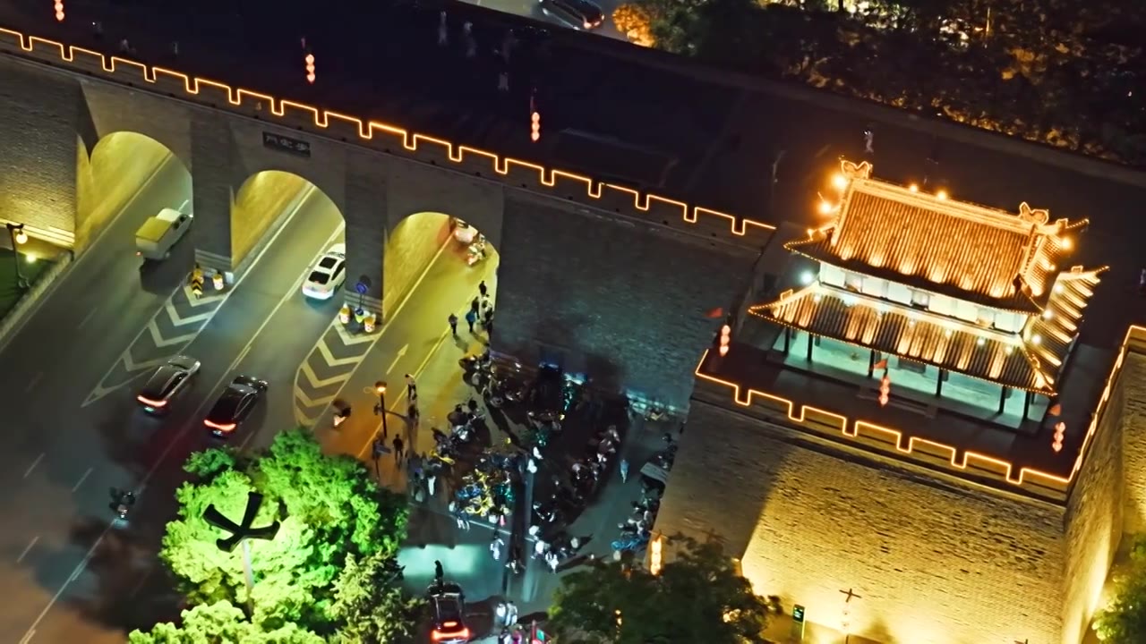 西安城墙西门安定门夜景航拍视频素材画面4