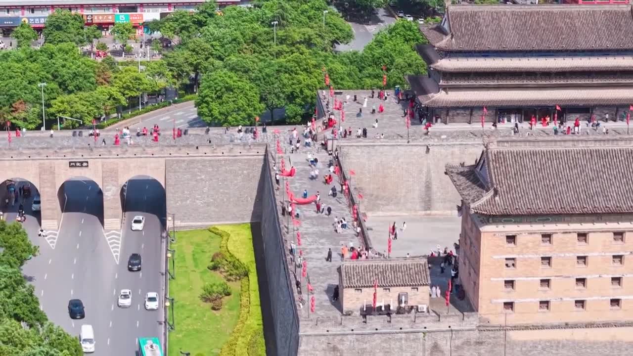 西安城墙西门安定门护城河五一航拍风景视频素材画面1