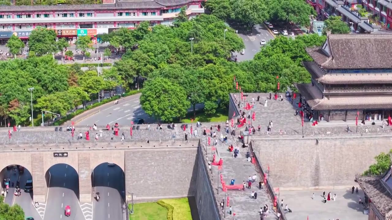 西安城墙西门安定门护城河五一航拍风景视频素材画面4