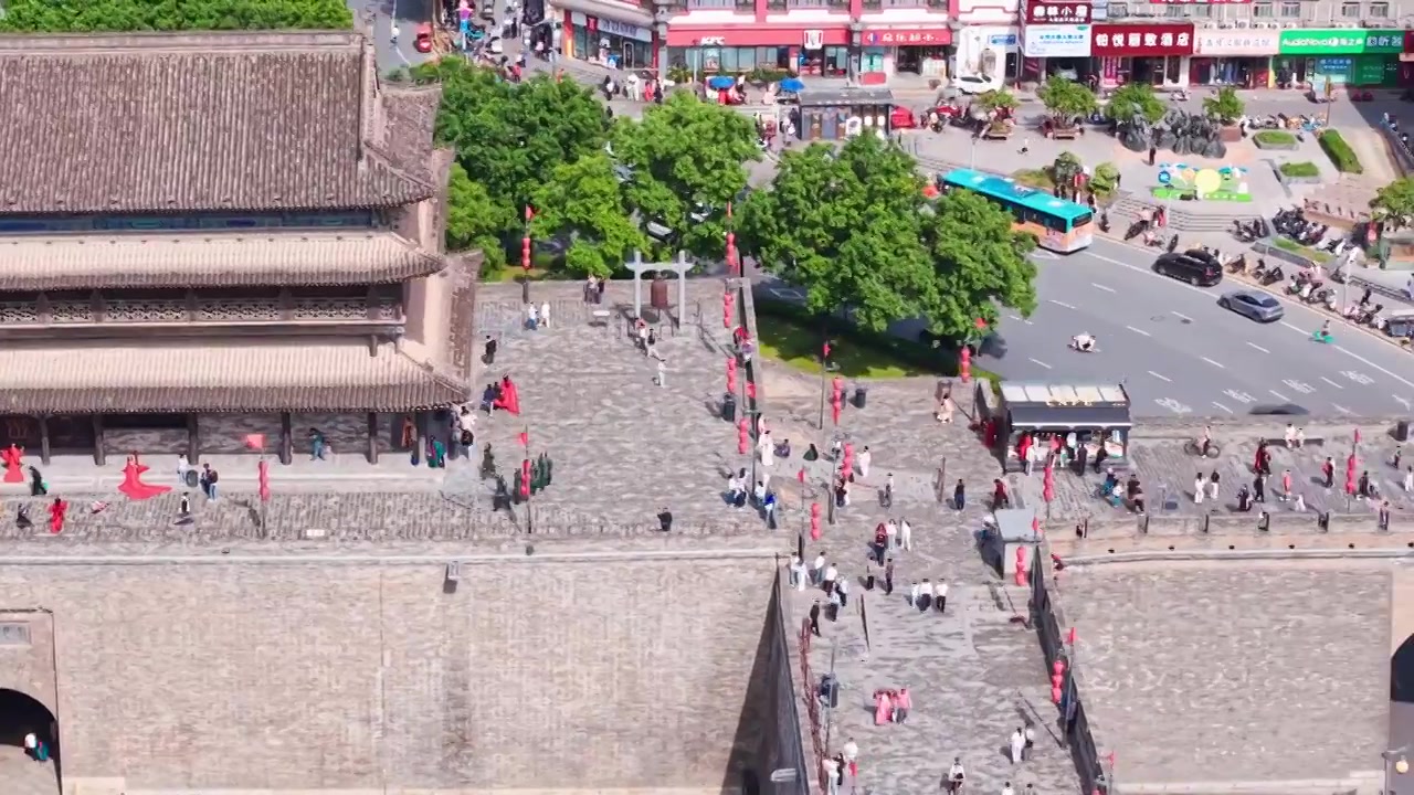 西安城墙西门安定门护城河五一航拍风景视频素材画面4