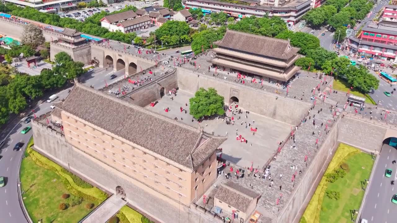 西安城墙西门安定门护城河五一航拍风景视频素材画面1