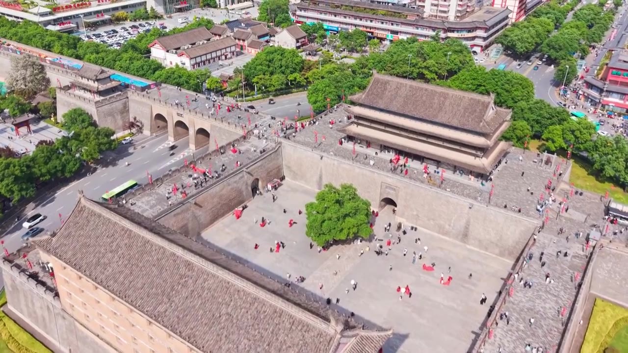 西安城墙西门安定门护城河五一航拍风景视频素材画面4