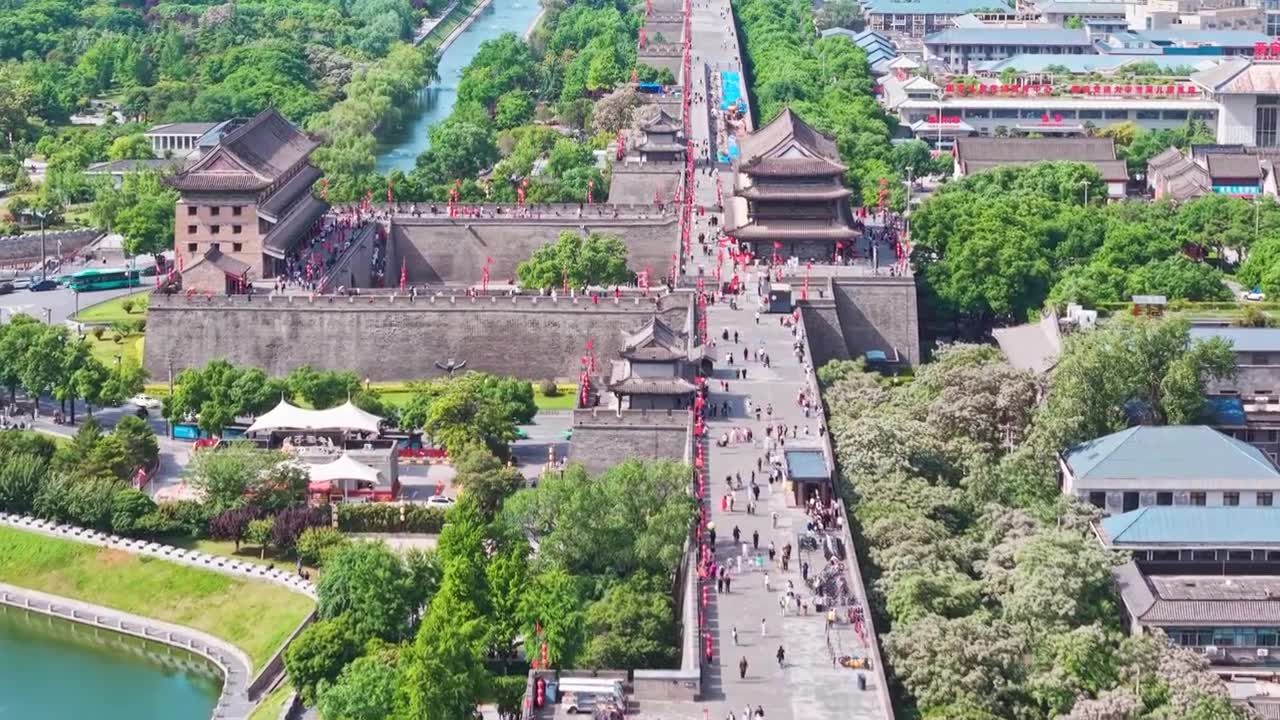 西安城墙西门安定门护城河五一航拍风景视频素材画面1