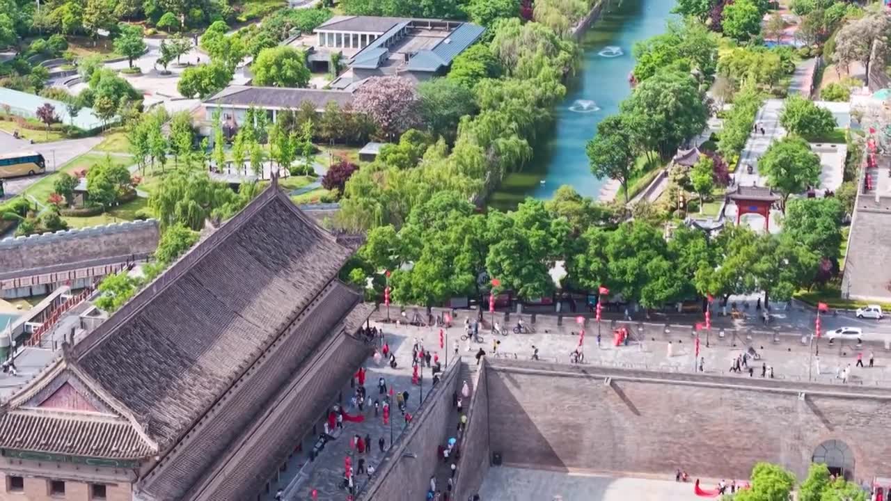 西安城墙西门安定门护城河五一航拍风景视频素材画面1