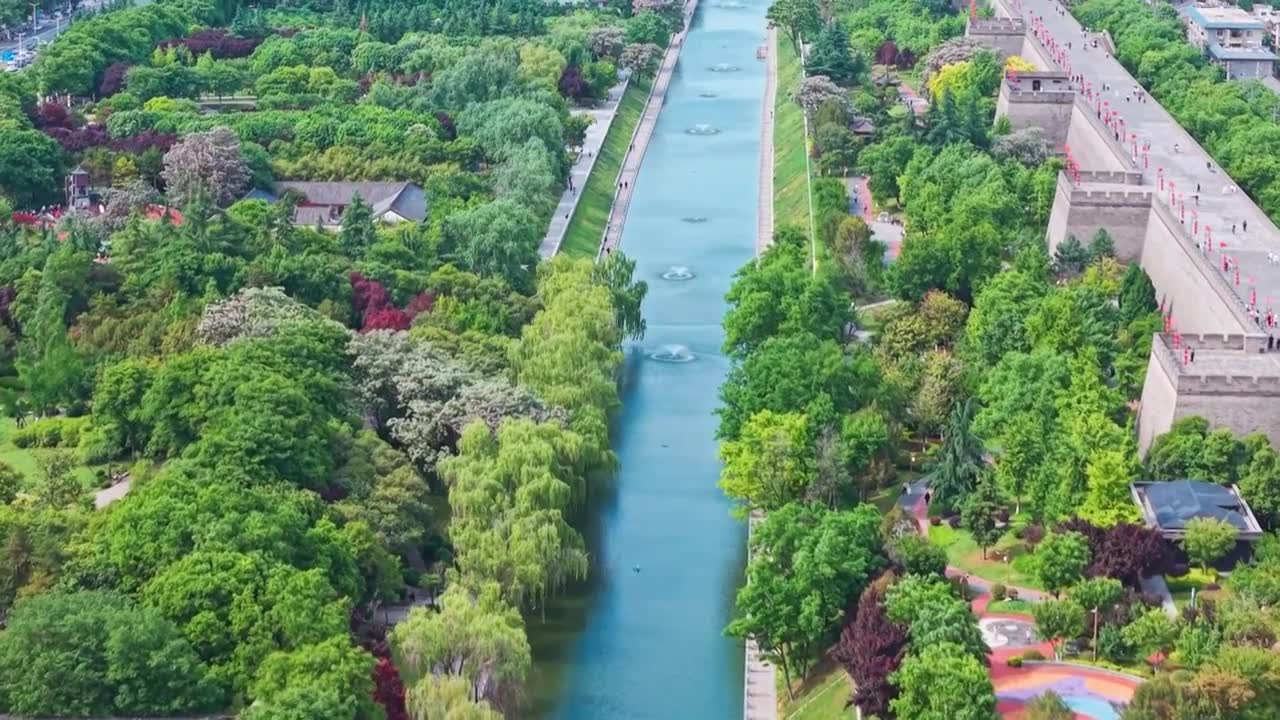 西安城墙西门安定门护城河五一航拍风景视频素材画面1