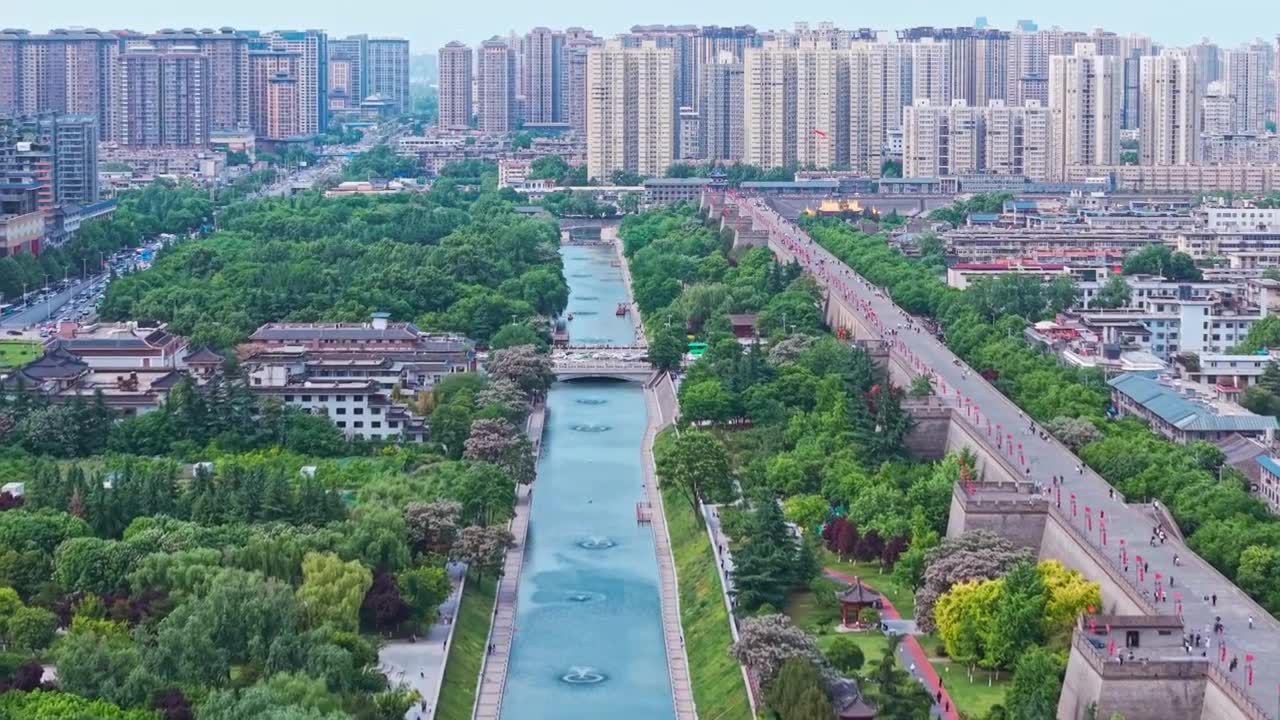 西安城墙西门安定门护城河五一航拍风景视频素材画面1