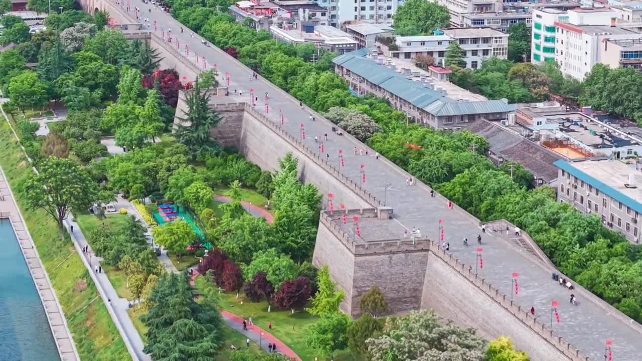 西安城墙西门安定门护城河五一航拍风景视频素材画面1