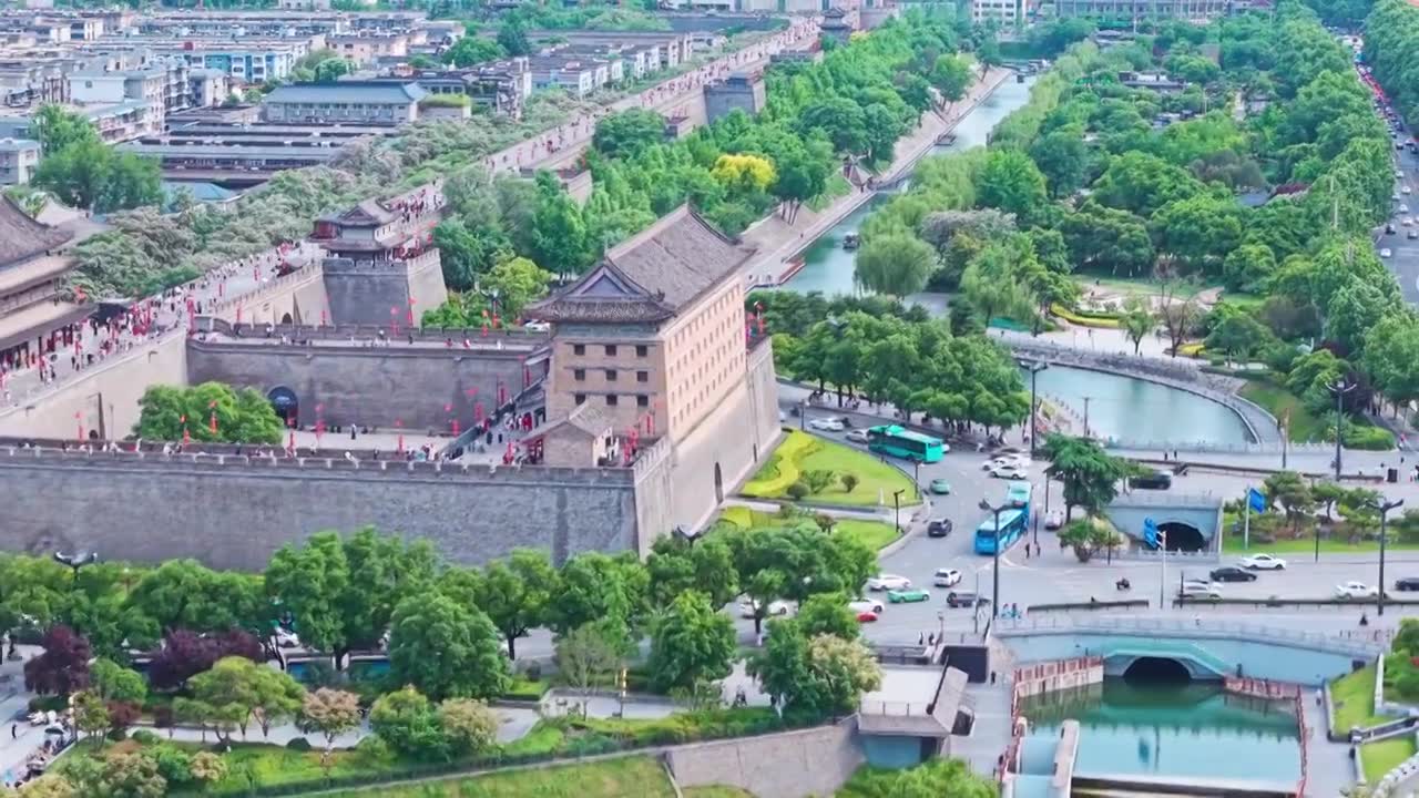 西安城墙西门安定门护城河五一航拍风景视频素材画面1