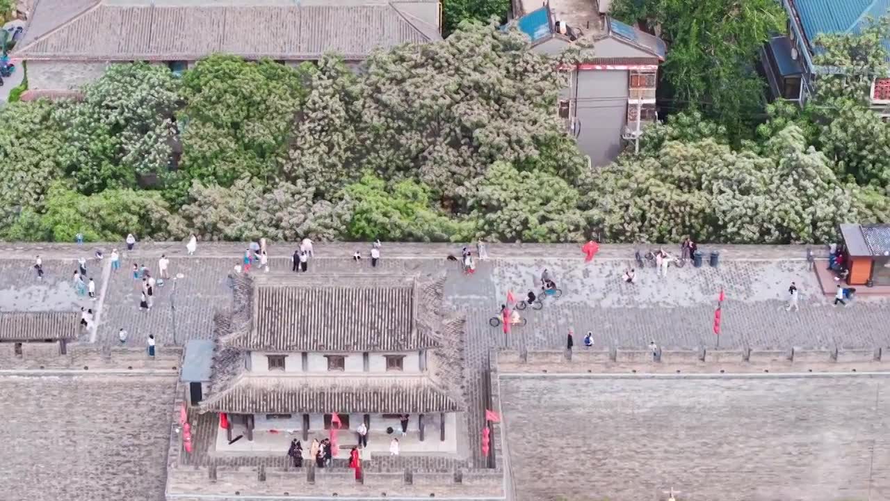 西安城墙西门安定门护城河五一航拍风景视频素材画面1