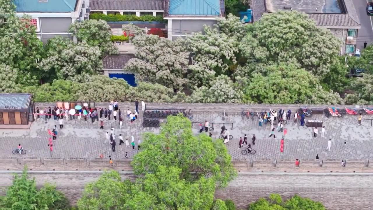 西安城墙西门安定门护城河五一航拍风景视频素材画面1
