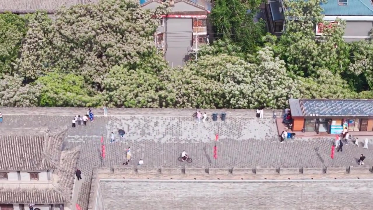 西安城墙西门安定门护城河五一航拍风景视频素材画面3