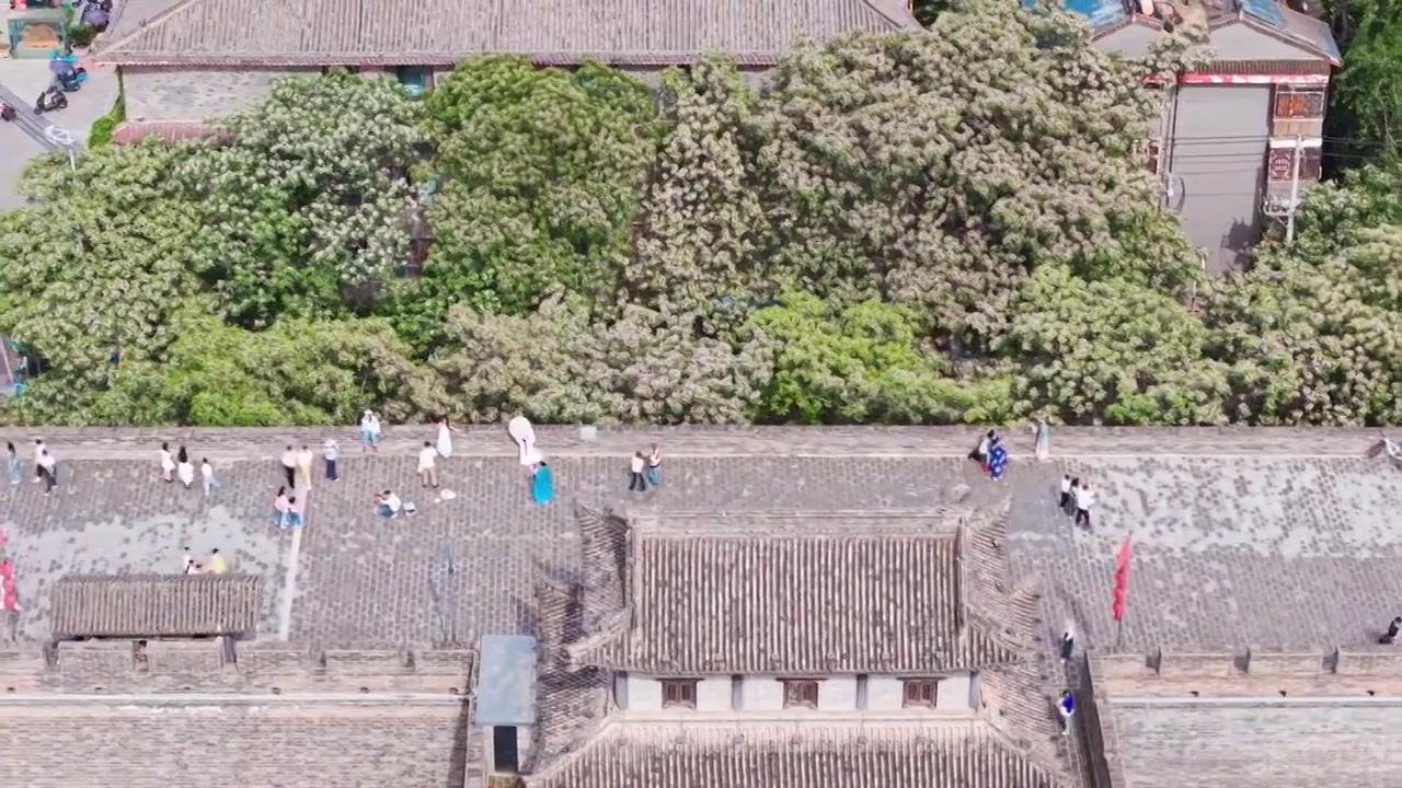 西安城墙西门安定门护城河五一航拍风景视频素材画面4