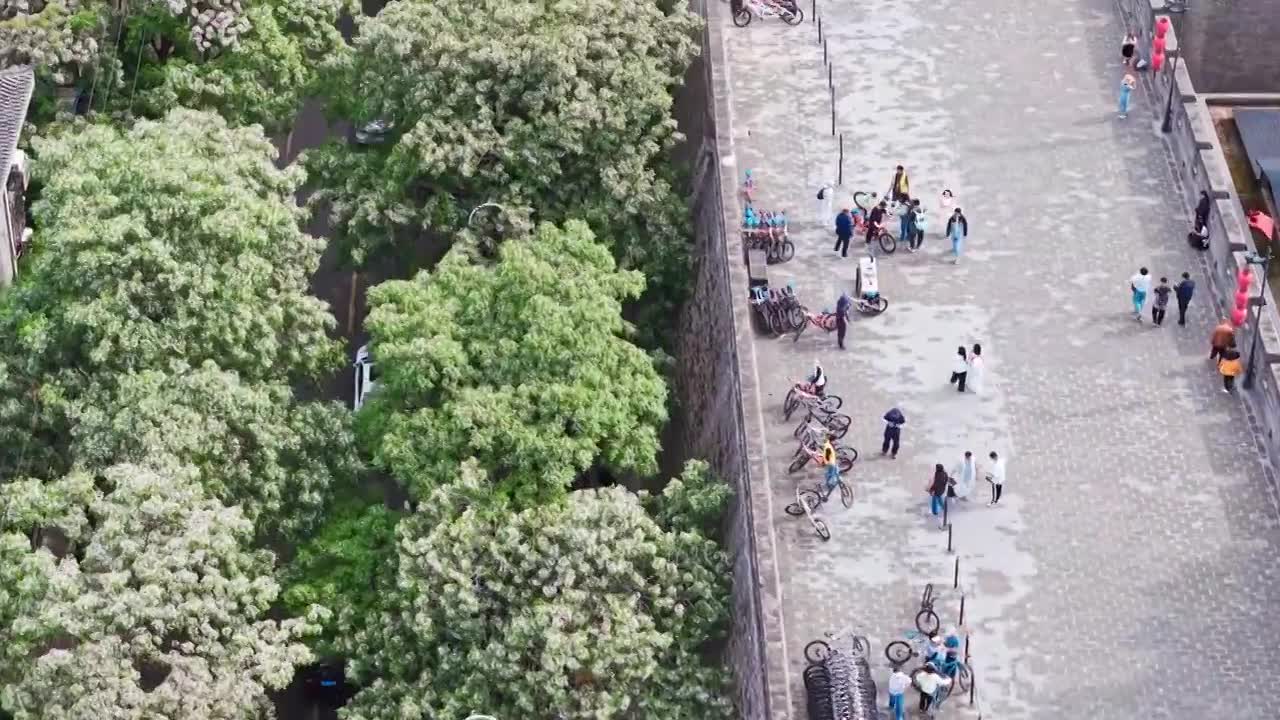 西安城墙西门安定门护城河五一航拍风景视频素材画面1