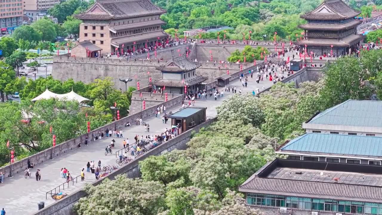 西安城墙西门安定门护城河五一航拍风景视频素材画面1