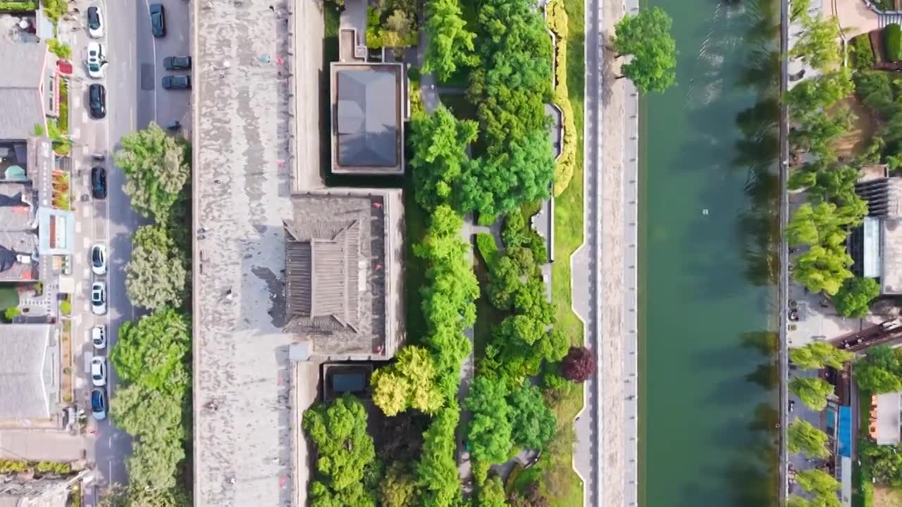 西安城墙西门安定门护城河五一航拍风景视频素材画面1