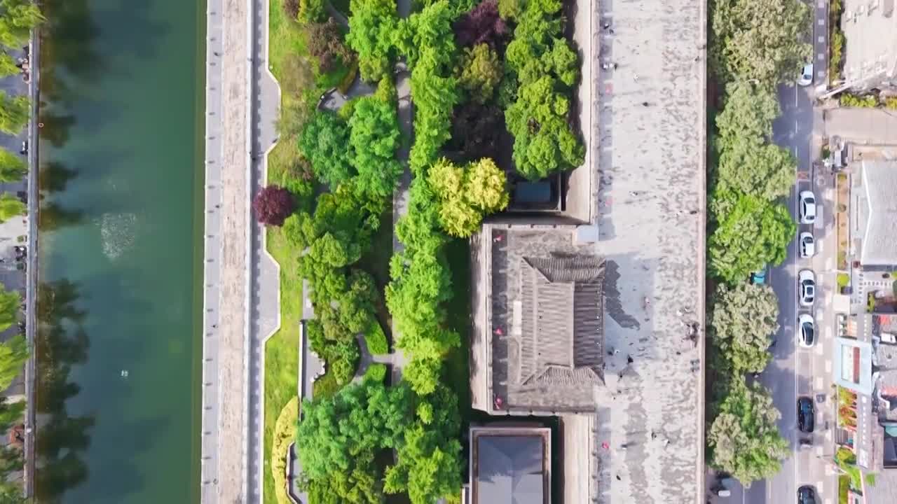 西安城墙西门安定门护城河五一航拍风景视频素材画面1